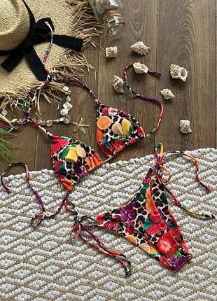 Яскравий купальник