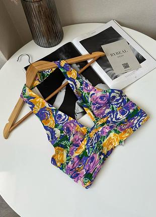 Яскравий топ в принт через шию від zara