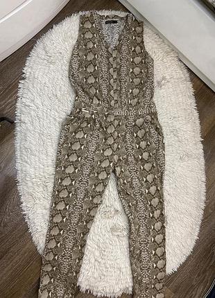 Шикарный комбинезон змеиный принт