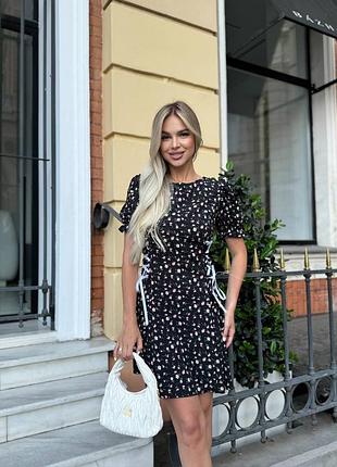 Коротка сукня трапеція в квітковий принт з короткими рукавами ліхтариками з бічною шнурівкою