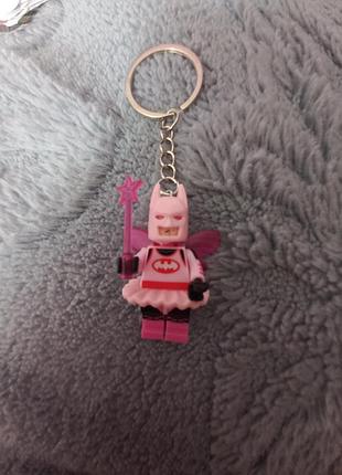 Брелочок бэтмен и значок юрский период