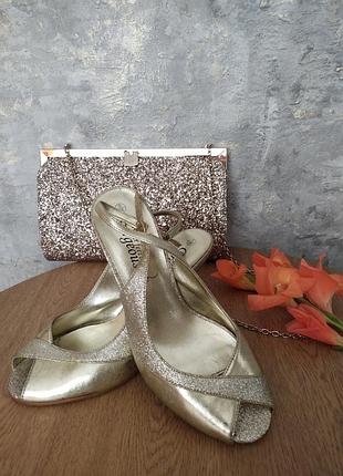 Золотые босоножки