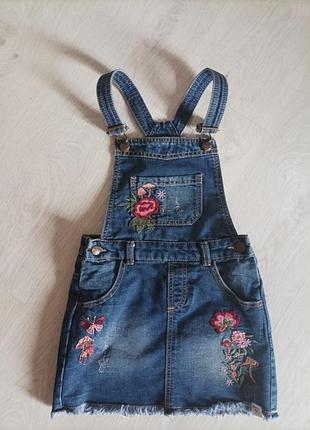 Джинсовий сарафан з вишивкою