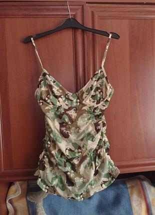 Купальник суцільний.