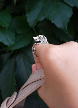 Кольцо с таксой серебристого цвета, кольцо с собакой такса, такса кольцо универсального размера