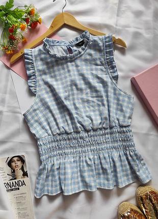 Нежная блуза в клетку с рюшами без рукавов бело-голубая блузка с поясом резинка широкая