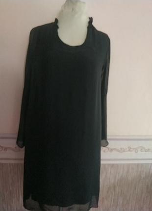 Чёрное ,шёлковое платье на подкладке с красивым рукавом и рюшем.