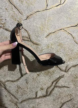 Босоніжки жіночі