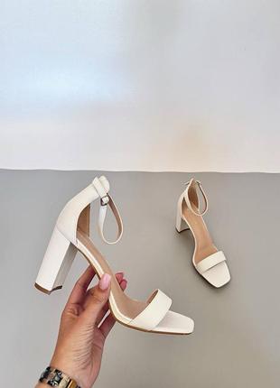 Білі босоніжки на каблуку базові босоніжки на підборах класичні босоніжки на літо