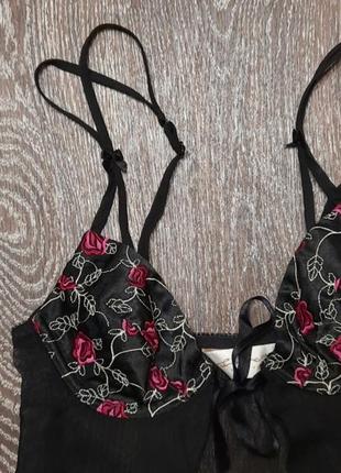 Secrets lingerie   красиаый пеньюар на завязке спереди с вышивкой5 фото