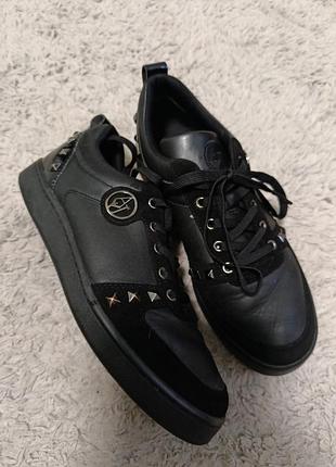 Жіночі кросівки