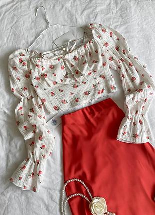 Муслінова укорочена блуза в квітковий принт