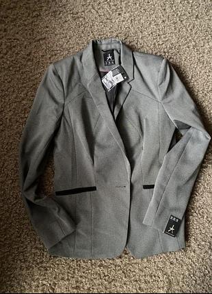 Сірий піджак