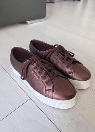 Бордові (з ефектом блиску) шкіряні кеди superga