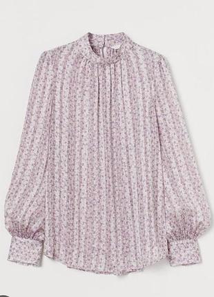 Блузка нежно лавандового цвета.