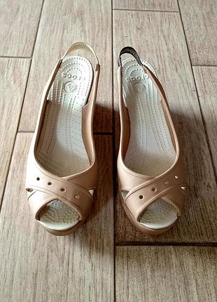 Босоножки crocs