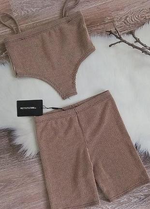 Стильный костюм. топ и шорты