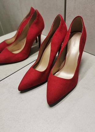 Красивые классические ботиночки на каблуке