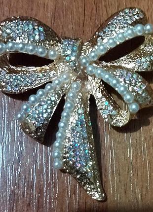 Броші жіночі.