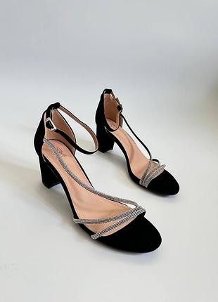 Чорні босоніжки на каблуку з камінчиками базові чорні босоніжки на підборах з стразами