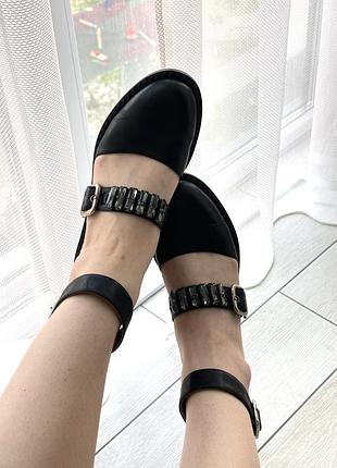 Босоніжки з закритою пʼятою туфлі жіночі чорні шкіра