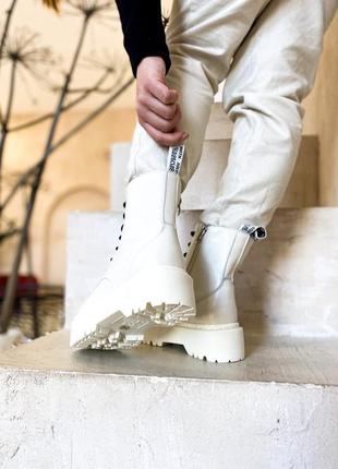 Ботинки dr.martens jadon white cream (premium)
замок черевики2 фото