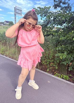 Костюм яскраво рожевий