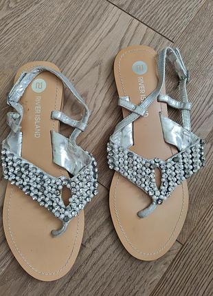 39 кожаные босоножки с жемчужинами и камушками