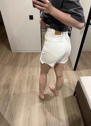 Білі джинсові шорти stradivarius