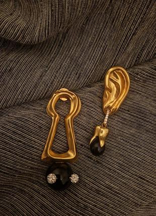 Асиметричні сержки бренду schiaparelli
