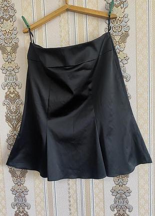 Стильна щільна атласна спідниця, чорна юбка міді