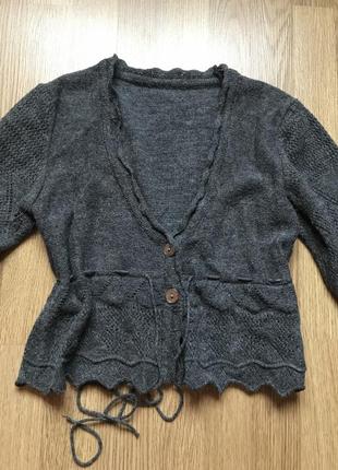 Вязанная серая укорочённая кофточка
