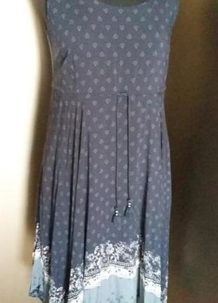 Вискозное платье с асимметричным низом