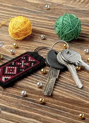 Брелок для ключей черный из искусственной кожи с вышивкой нитками