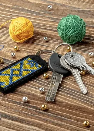 Брелок для ключей черный из искусственной кожи с вышивкой нитками