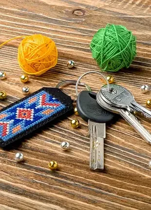 Брелок для ключей черный из искусственной кожи с вышивкой нитками