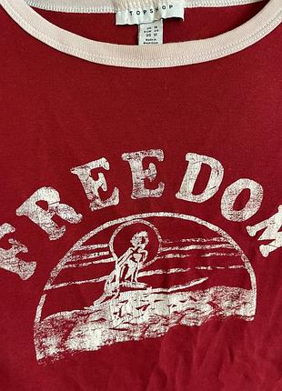 Класна бордова червона футболка у ретро стилі freedom напис