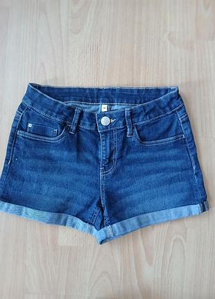 Короткие джинсовые шорты