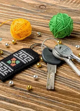 Брелок для ключей черный из искусственной кожи с вышивкой нитками