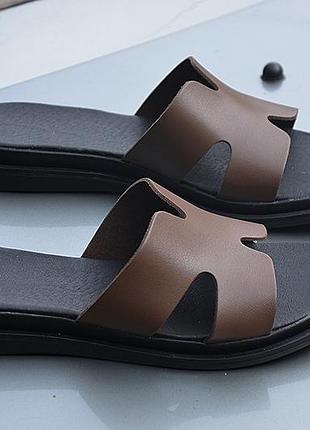 Шкіряні шльопанці на низькому ходу