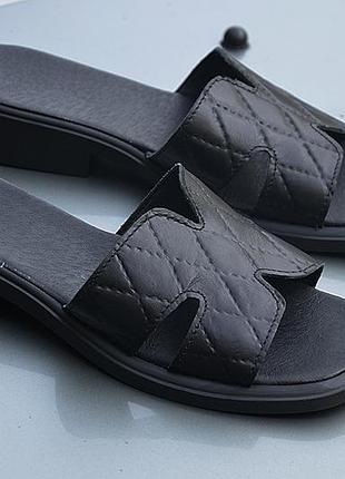 Чорні класичні шльопанці на невисокому підборі