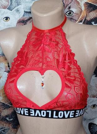 Кружевной топ с кулоном