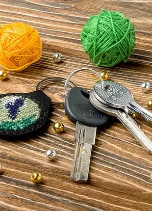 Брелок для ключей черный из искусственной кожи с вышивкой нитками