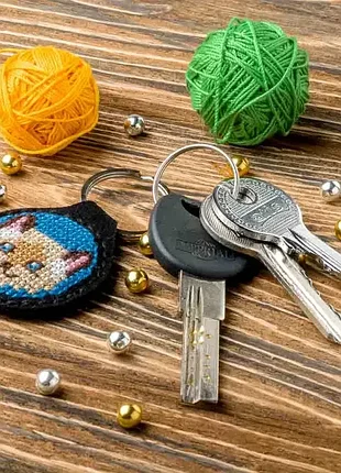 Брелок для ключей черный из искусственной кожи с вышивкой нитками