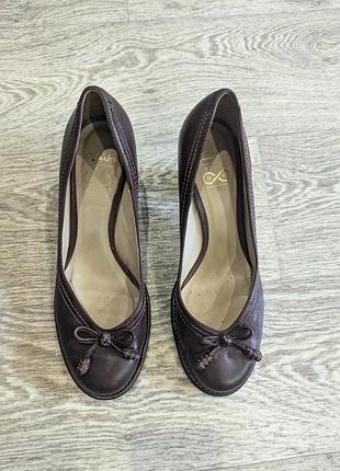 Женские кожаные туфли.