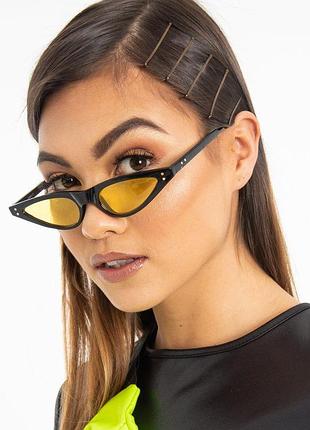 Солнцезащитные очки с черной оправой и желтыми линзами лисички