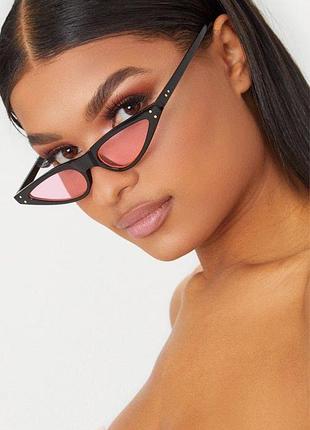 Солнцезащитные очки с черной оправой и розовыми линзами лисички