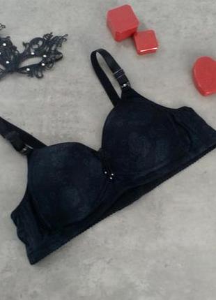 Черный кружевной бюстгальтер на чашках