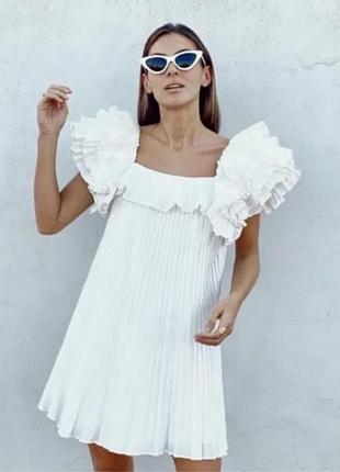 Біла сукня пліссе з воланами zara