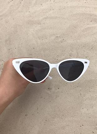 Солнцезащитные очки uv400 с белой оправой и черными линзами